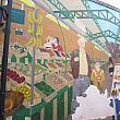 北マレ地区にあるマルシェ・デ・ザンファン・ルージュ。入り口にはこんな楽し気な壁画がありました。