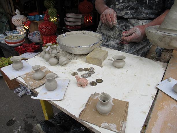 アラブ系の民芸店でした。粘土で作られた可愛い壺。名前をアラビア語で彫ってくれます。小規模ながらふらりと散策するにはちょうどいいクリスマス市です。