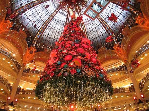 巨大クリスマスツリー！たっぷりあしらわれたお花がとっても豪華です！訪れたお客さんも思わずシャッターを切る華やかなツリーですよ。
