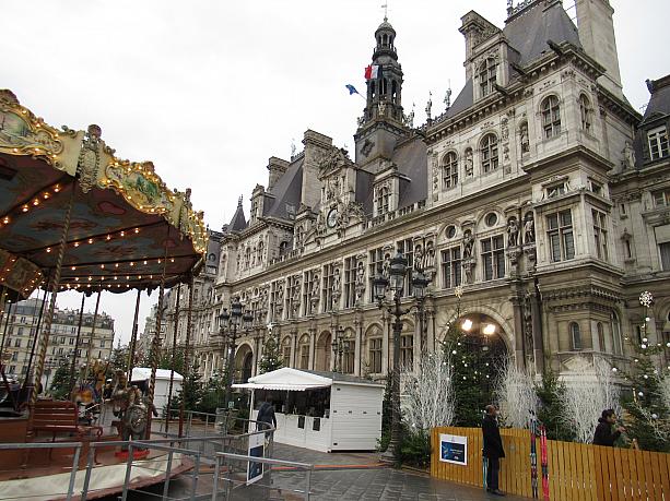 パリ市庁舎前の広場にもクリスマス市が開設されています。