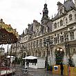 パリ市庁舎前の広場にもクリスマス市が開設されています。