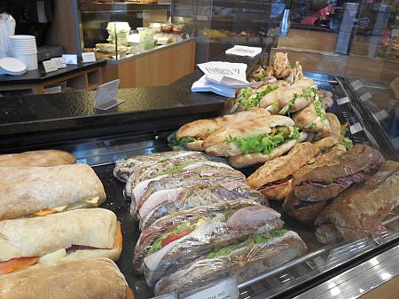 お昼時のパン屋さんには様々なバゲットサンドが並びます