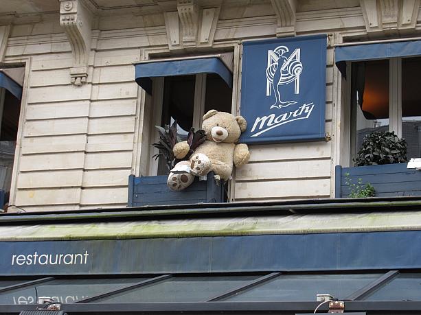 レストランの2階から通りを眺めるクマさん。見逃しそうですが見つけたらラッキー☆