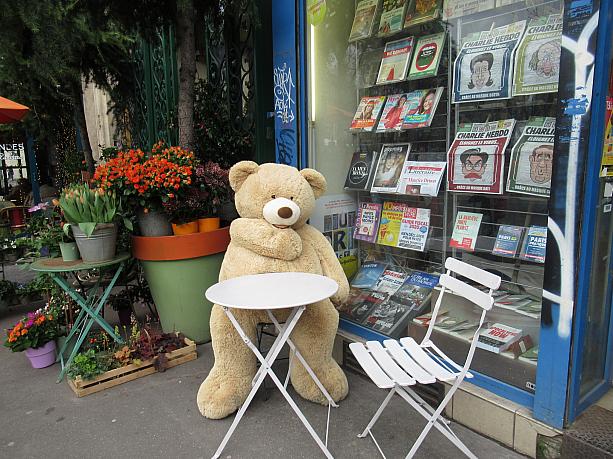 新聞や雑誌を売るお店にはテラス席に陣取るクマさん。