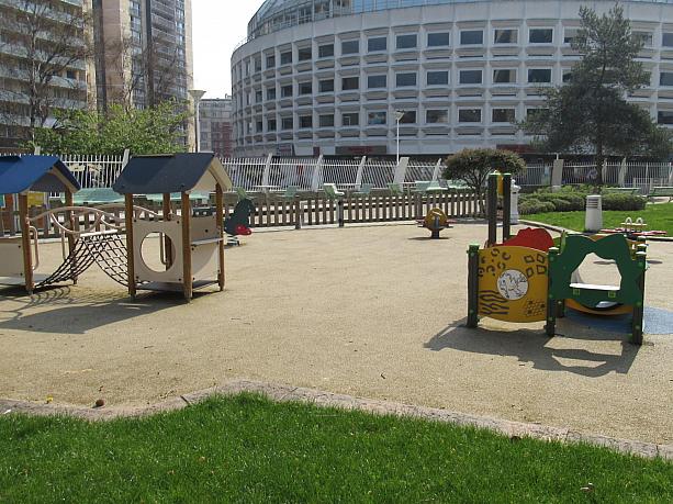 いつもなら子供たちで賑わう公園もこの通り。その代わり1日1時間以内でなら子供の散歩も許可されています。外で遊べないのはかわいそうですね。