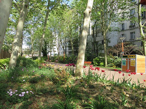 フランスでは、5月11日まで外出制限が延長されることになりました。人のいない公園。せっかくの花もさみしそう・・・。