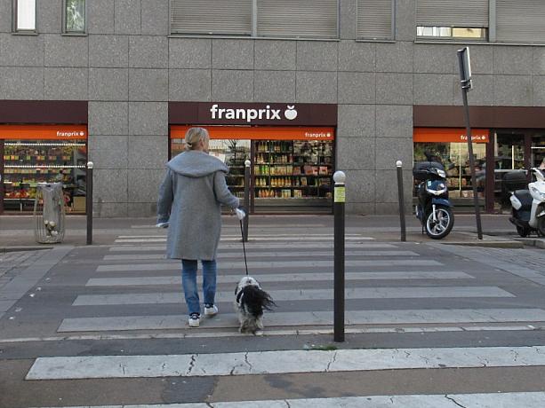 パリではジョギングの時間が日中は禁止になりましたが、犬の散歩は認められています。