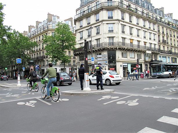 交通の取り締まりも強化。リヴォリ通りは歩行者天国ならぬ自転車天国になりそうです。
