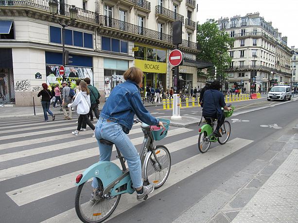 リヴォリ通りは現在車両通行止めです。そのため、車道は自転車専用レーンとなっています。