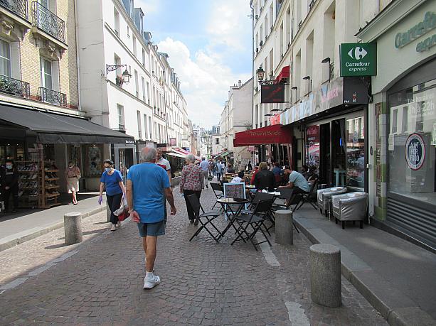普段は観光客で賑わうムフタール通り。パリジャンだけになると静かです。道沿いの飲食店は歩道にテラス席を設けています。