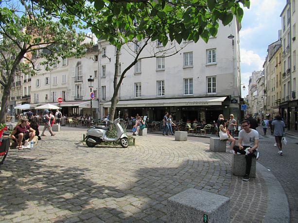 5区のコントルスカルプ広場に来ています。パリでもようやく6月2日からテラス席の営業が許可されました。広場の周りのカフェもテラス席を再開しました。