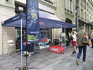 スポーツ用品店ではお店の前に自転車コーナーを設置して、販売やメンテナンスを拡大営業。