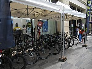 スポーツ用品店ではお店の前に自転車コーナーを設置して、販売やメンテナンスを拡大営業。