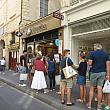 そのままマレ地区をお散歩。アイスクリーム屋さんの前には行列が。パリでは週末から今週にかけてカニキュル（猛暑）が予報されています。