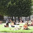 8月に入ってすっかりバカンスムードのパリ。こちらヴォ―ジュ広場では、のんびりと日光浴を楽しむ人たちでいっぱいです。