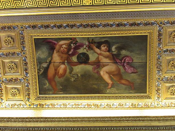 天使が持っている玉は、この宮殿に住んでいたマリー・ド・メディシスの出身イタリアとフランスの融合のシンボルなのだそうですよ。一つの絵にも意味があるんですね。