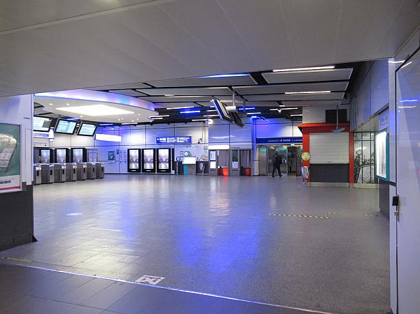 シャルル・ド・ゴール・エトワール駅。RERの改札がある構内は無人でした。12月1日までですが延長の可能性が高い今回のロックダウン。厳しい季節を乗り切りたいですね。