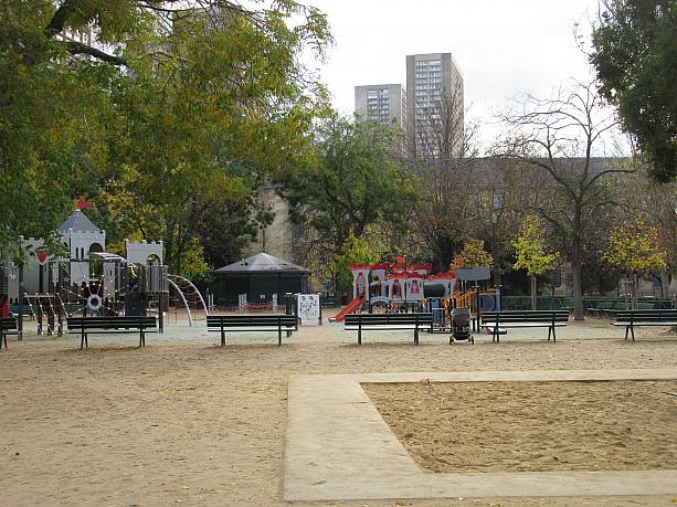 フランスではロックダウンが続く日々。公園は開いていますが、子供用の遊び場は閑散としています。