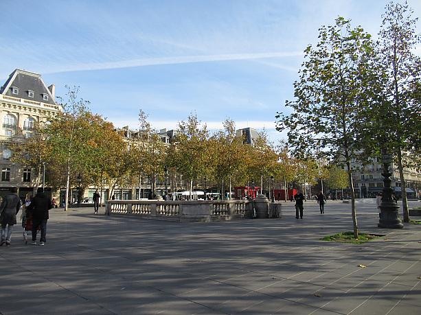 11月28日から段階的にロックダウンが緩和されるフランス。平日のレピュブリック広場です。