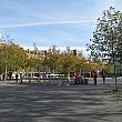 11月28日から段階的にロックダウンが緩和されるフランス。平日のレピュブリック広場です。