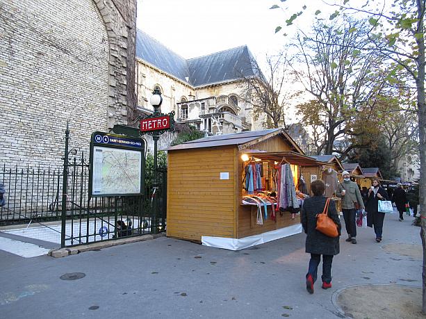 メトロのサン・ジェルマン・デ・プレ駅です。今年はクリスマス市の開催が減っていますが、ここでは例年通りオープンしています。