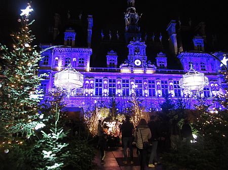 市庁舎前広場の特設クリスマスヴィラージュ。少しでもクリスマスの明るさを味わおうと沢山の人が訪れています