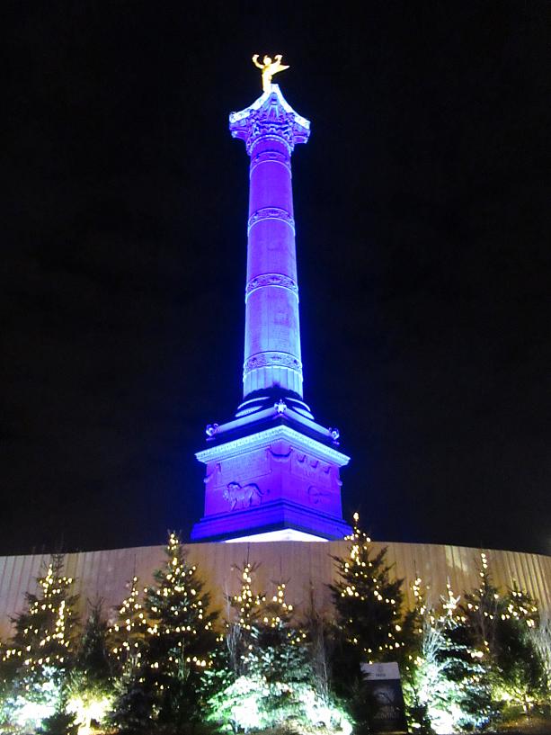 バスティーユ広場の中央の像には青のライトアップが！とっても幻想的です☆