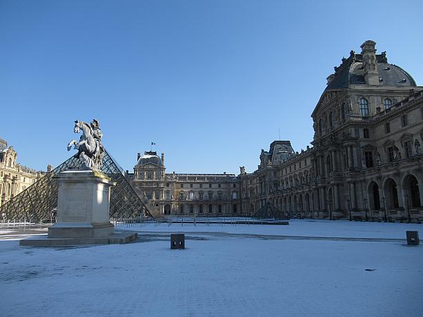 パリでは今年に入って2回目の雪が降りました。こちらはルーヴル美術館の様子です。