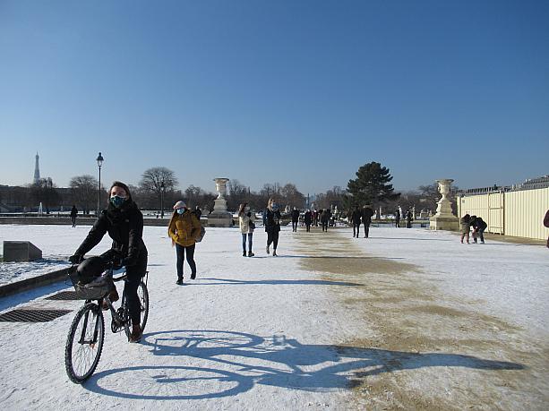 珍しくお天気模様になったパリ。まだ雪の残っている道を自転車でさっそうと駆け抜ける人も。