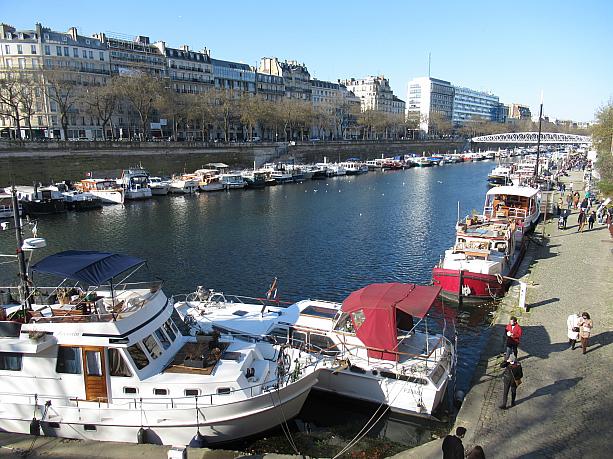 ペニッシュと呼ばれる船が並んでいます。こうして見るとまさに港の風景ですね。パリであることを忘れそうです。
