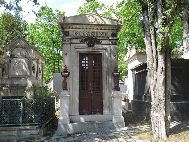 そのそばには作曲家ロッシーニのお墓もありました。はっきりと名前が書いてあるので見つけやすいですね。