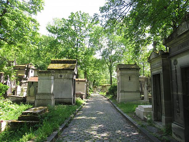 緑にあふれたパリの墓地はこれからの季節に気持ちのいい散策コースです。