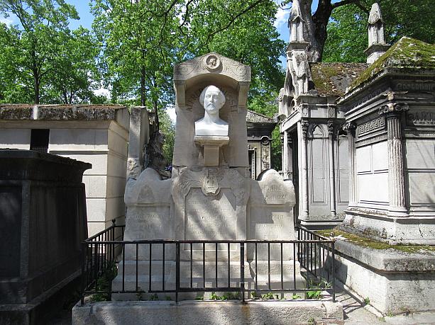こちらは詩人ミュッセのお墓です。正面入り口からすぐの分かりやすいところにあります。