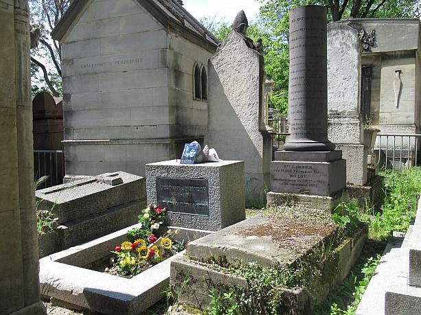 こちらはジム・モリソンのお墓。目立たないところにありますが、お目当てのファンが何人も写真を撮っていました。
