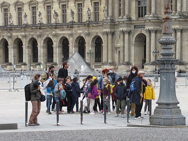 学校の美術館見学でしょうか？パリに住む子供達には美術館はかかせない授業の場です。美術教育にも再開は嬉しいニュースですね。