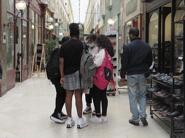 お買い物から出てきた人達が景品の見せあいをしているところ。韓流人気はフランスも席巻中です！
