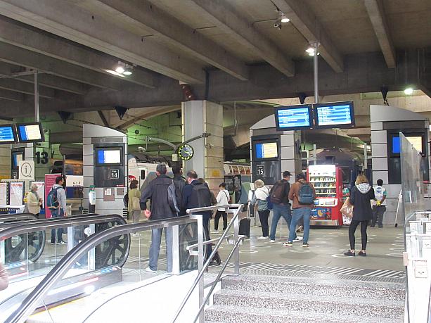 モンパルナス駅はフランスの南の方へ向かう電車の発着点です。ホームにはTGVも見えますね。