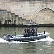 そしてこちらは警察のボートですね。パトロール中でしょうか？小型ですがスピードがあります。