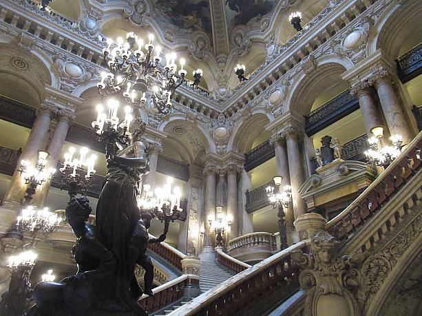 オペラ座見学にやってきました。最初の見どころ、迫力の大階段です。