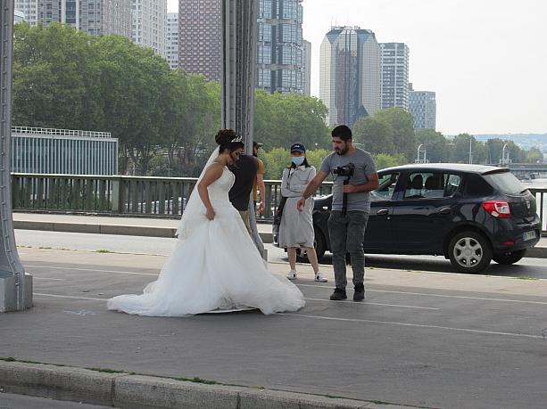 橋では結婚写真を撮っている人たちがいました。ビル・アケム橋は絶好のフォトスポットです。