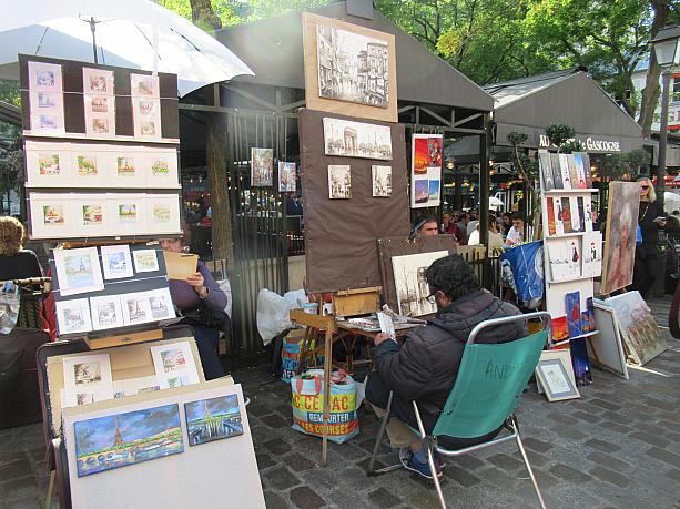 テルトル広場にも画家のみなさんがまた集まって絵を描いています。