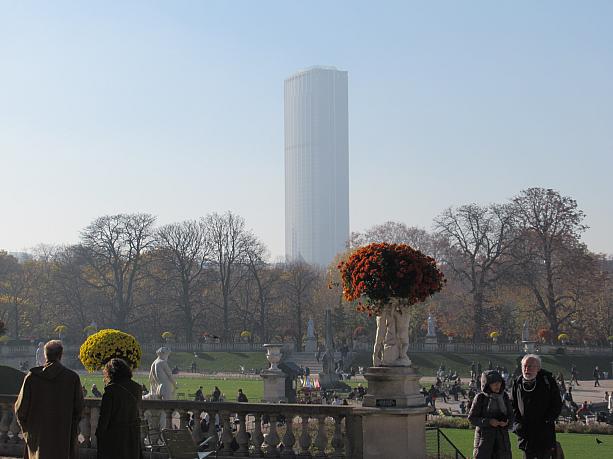 リュクサンブール公園です。すっかり気温が低くなったパリ、午後になってもモンパルナスタワーが白くかすんでいます。