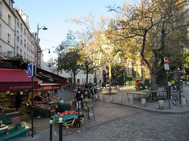パリの下町情緒と活気が味わえるムフタール通り。秋のパリ散策にもぴったりです。