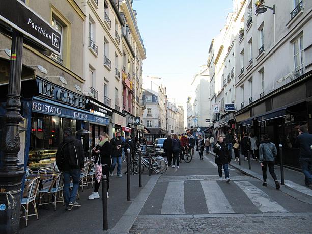 こちらは5区にあるムフタール通り。パリでもとても古い道の一つで、観光客にも人気の通りです。
