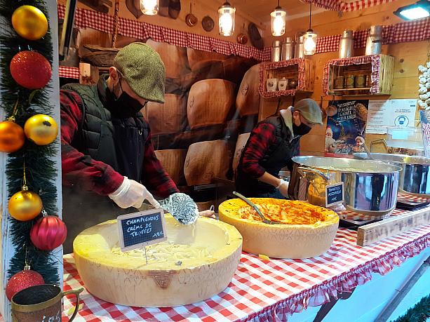 イタリアン屋台も登場！なんと茹でたてのペンネを大きなチーズの中でからめてくれます。トロトロ～！