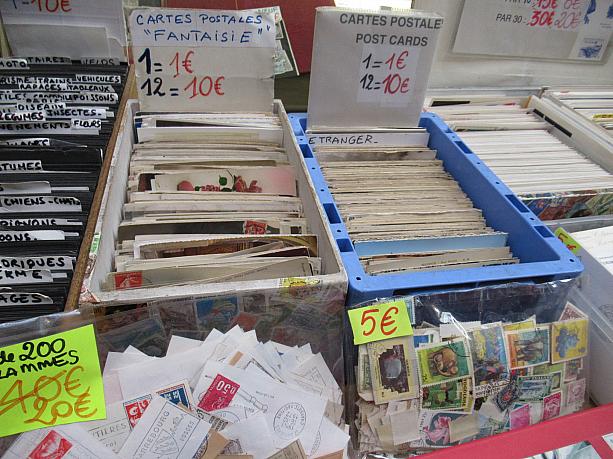こちらパッサージュ・デ・パノラマには古い切手やコインを売っているお店がたくさん。レトロな掘り出しものが見つかるかも？