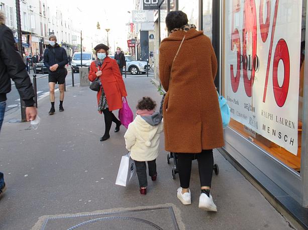 こちらは自分用？子供服の袋を持って歩く女の子。可愛いですね♡