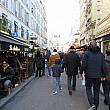常設市場があるビュシ通りは、オデオンエリアでも人気の通り。歩行者天国です。