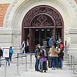 併設の博物館も人気スポット。平日でも入り口には行列ができていました。