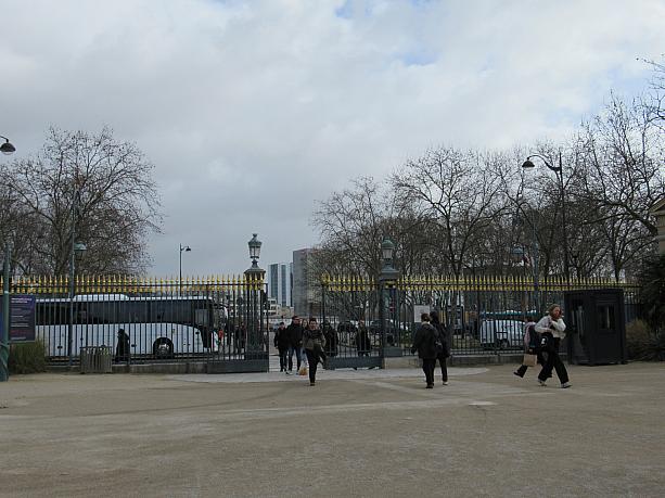 こちらはパリ植物園です。散歩コースや晴れの日のランチスポットとしても人気。